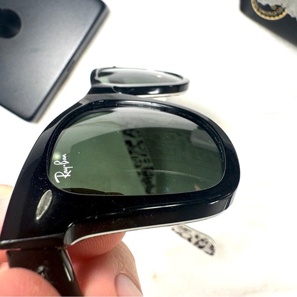 Ray-Ban Wayfarer Special Series Comics Sunglasses with Case - Picture 6 of 7